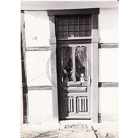 Alte Haustür eines Fachwerkhauses (Ort unbekannt)