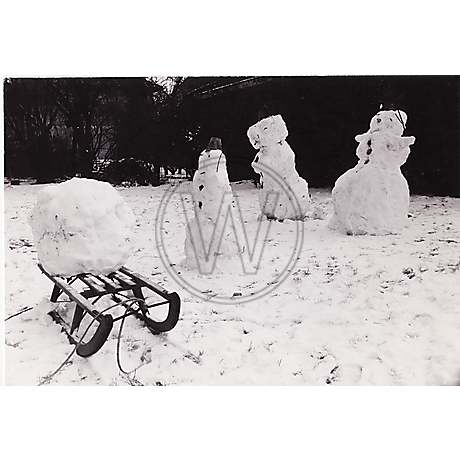 Schlitten und Schneemänner