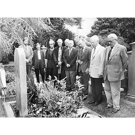 Gruppe vor Grabstein von Horst Janssen