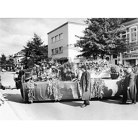 Leichenzug für Horst Janssen mit Sarg auf Anhänger