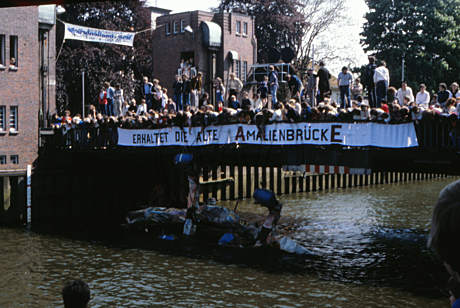 Gekentertes Wasserfahrzeug unter der alten Amalienbrücke