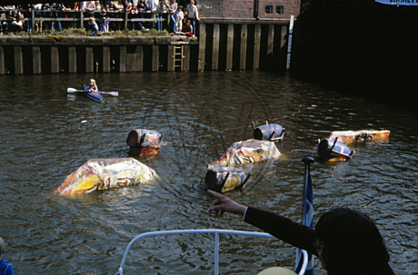 Gekentertes Wasserfahrzeug