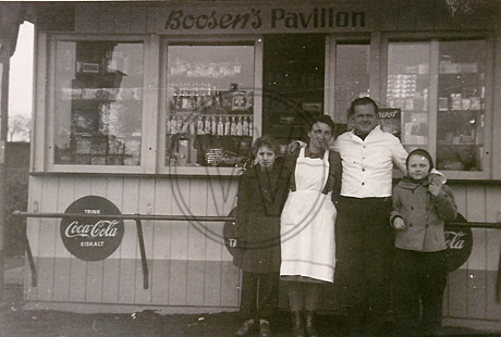 Gruppe vor Boosens Pavillon an der Bremer Heerstraße