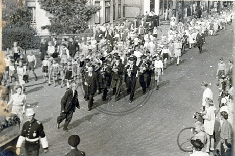 Straßenumzug mit Musikkapelle