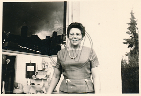 Hildegard Neumann vor ihrem Laden in der Dedestraße