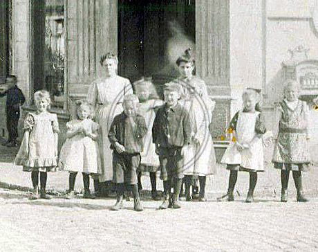 Gruppe vor der Bäckerei Behrens in der Hermannstraße Osternburg