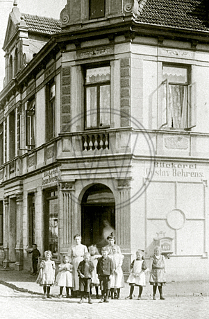 Gruppe vor der Bäckerei Behrens in der Hermannstraße Osternburg