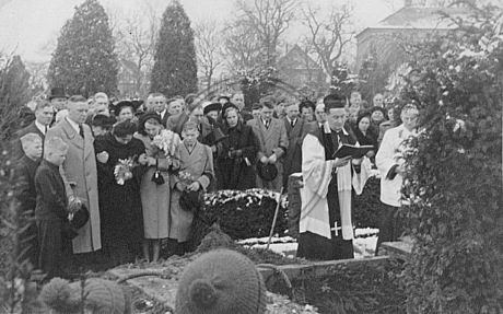 Beerdigung auf dem Friedhof der Dreifaltigkeitskirche, Osternburg