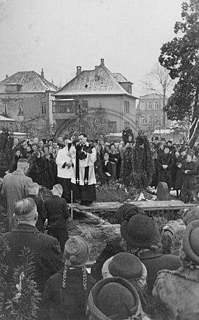 Beerdigung auf dem Friedhof der Dreifaltigkeitskirche, Osternburg