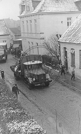 Trauerzug mit Sarg auf LKW in Osternburg