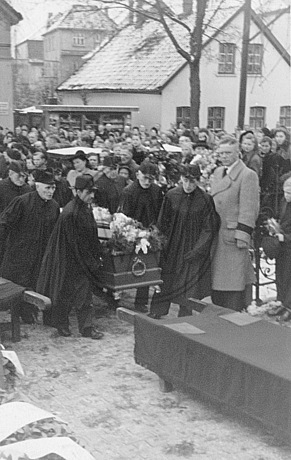 Beerdigung auf dem Friedhof der Dreifaltigkeitskirche, Osternburg