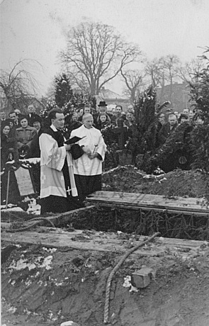 Beerdigung auf dem Friedhof der Dreifaltigkeitskirche, Osternburg