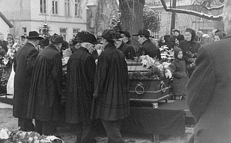 Beerdigung auf dem Friedhof der Dreifaltigkeitskirche, Osternburg