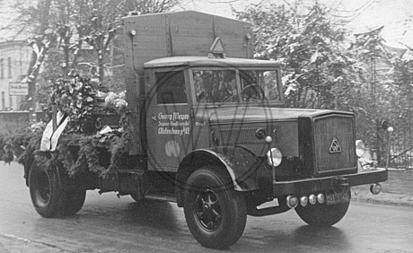 Trauerzug mit Sarg auf LKW in Osternburg