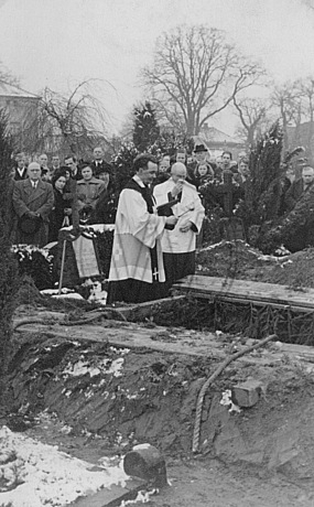 Beerdigung auf dem Friedhof der Dreifaltigkeitskirche, Osternburg