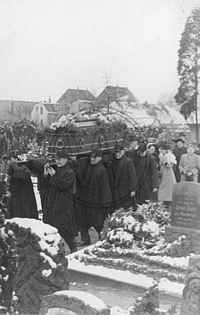 Beerdigung auf dem Friedhof der Dreifaltigkeitskirche, Osternburg