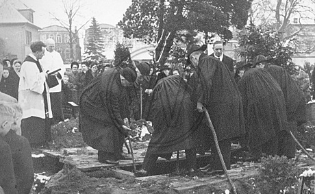 Beerdigung auf dem Friedhof der Dreifaltigkeitskirche, Osternburg