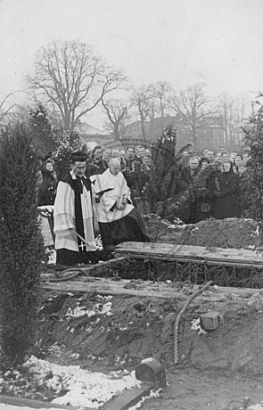 Beerdigung auf dem Friedhof der Dreifaltigkeitskirche, Osternburg