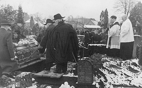Beerdigung auf dem Friedhof der Dreifaltigkeitskirche, Osternburg