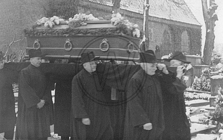 Beerdigung auf dem Friedhof der Dreifaltigkeitskirche, Osternburg