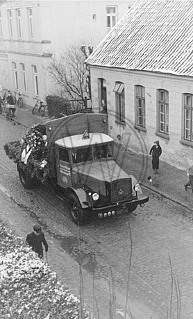 Trauerzug mit Sarg auf LKW in Osternburg