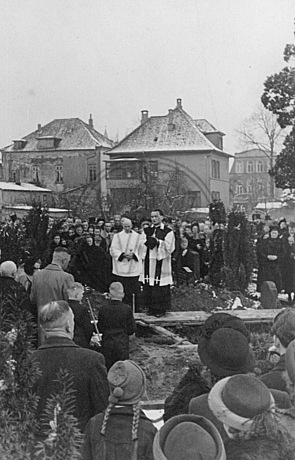Beerdigung auf dem Friedhof der Dreifaltigkeitskirche, Osternburg