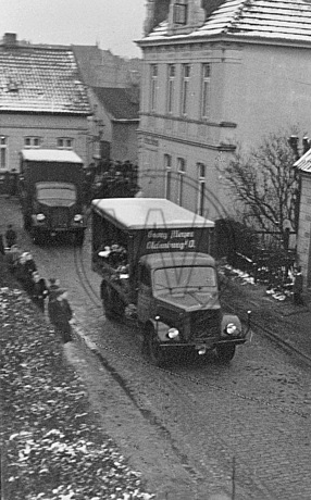Trauerzug mit Sarg auf LKW in Osternburg