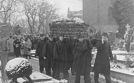 Beerdigung auf dem Friedhof der Dreifaltigkeitskirche, Osternburg