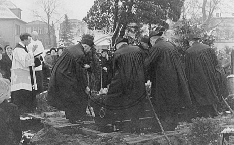 Beerdigung auf dem Friedhof der Dreifaltigkeitskirche, Osternburg