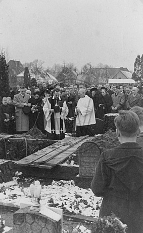 Beerdigung auf dem Friedhof der Dreifaltigkeitskirche, Osternburg
