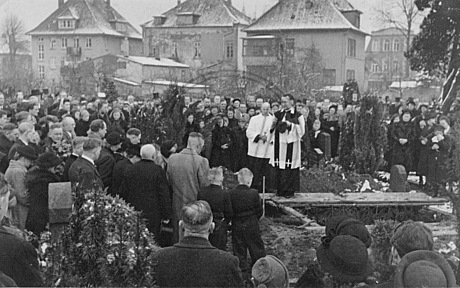 Beerdigung auf dem Friedhof der Dreifaltigkeitskirche, Osternburg