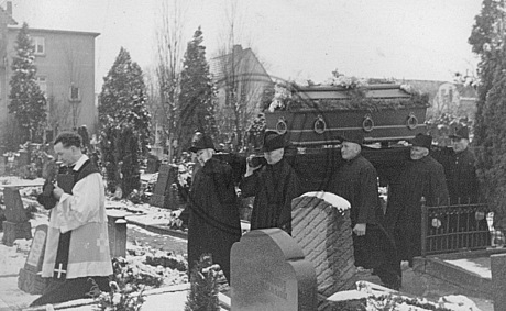 Beerdigung auf dem Friedhof der Dreifaltigkeitskirche, Osternburg