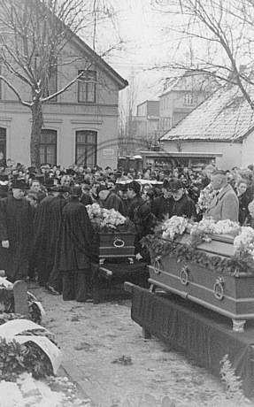 Beerdigung auf dem Friedhof der Dreifaltigkeitskirche, Osternburg