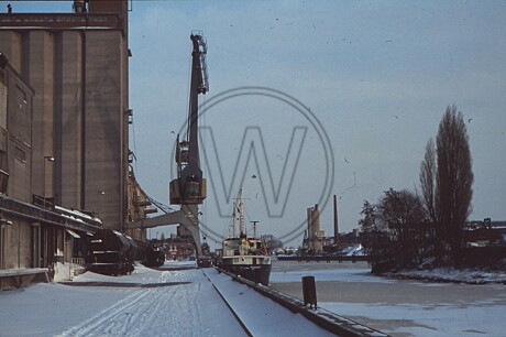 Hafensilos im Winter