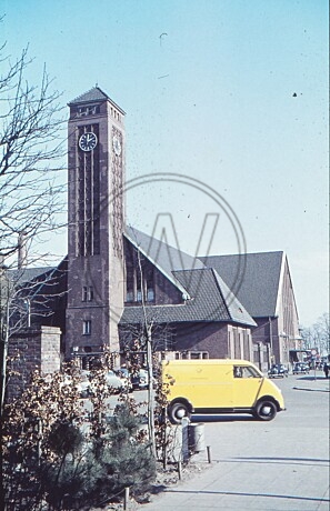 Bahnhof mit Postauto 1958