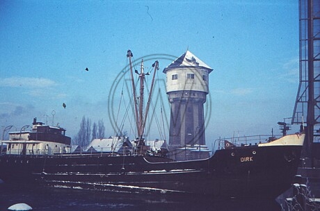 Schiff im Hafen vor Wasserturm