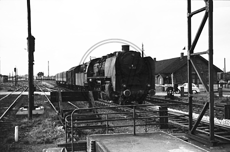 Dampflok fährt an Bahnübergang