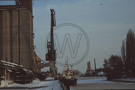 Kran im winterlichen Hafen
