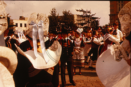 Trachtengruppen auf dem Schloßplatz