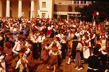 Trachtengruppen auf dem Schloßplatz