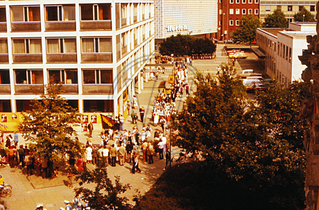 Trachtengruppen auf dem Schloßplatz