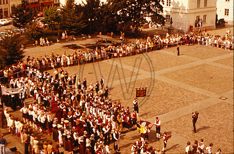Trachtengruppen auf dem Schloßplatz