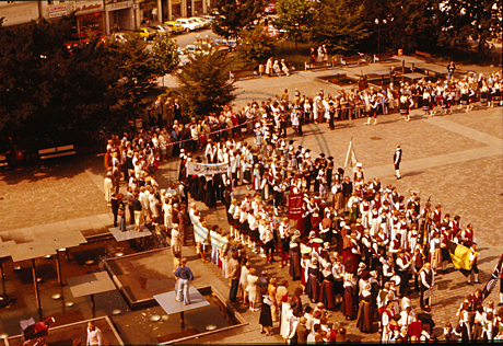Trachtengruppen auf dem Schloßplatz