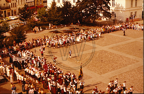 Trachtengruppen auf dem Schloßplatz