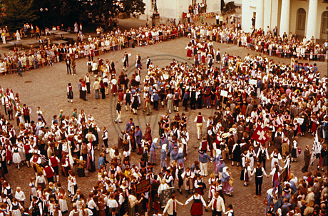 Trachtengruppen auf dem Schloßplatz