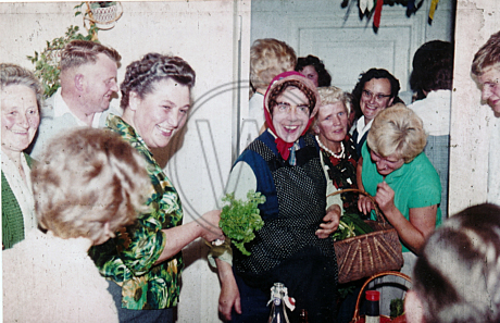 Feiernde Gruppe mit Grünkohl