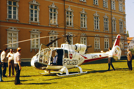 Polizeihubschrauber vor dem Schloss