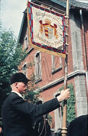 Reiter mit Standarte bei Umzug in Vechta