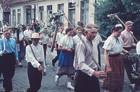 Personen mit Dreschflegel bei Umzug in Vechta