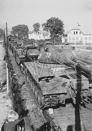 Panzer auf dem Weg ins Manöver